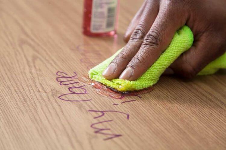 پاک کردن خودکار از روی میز چوبی
